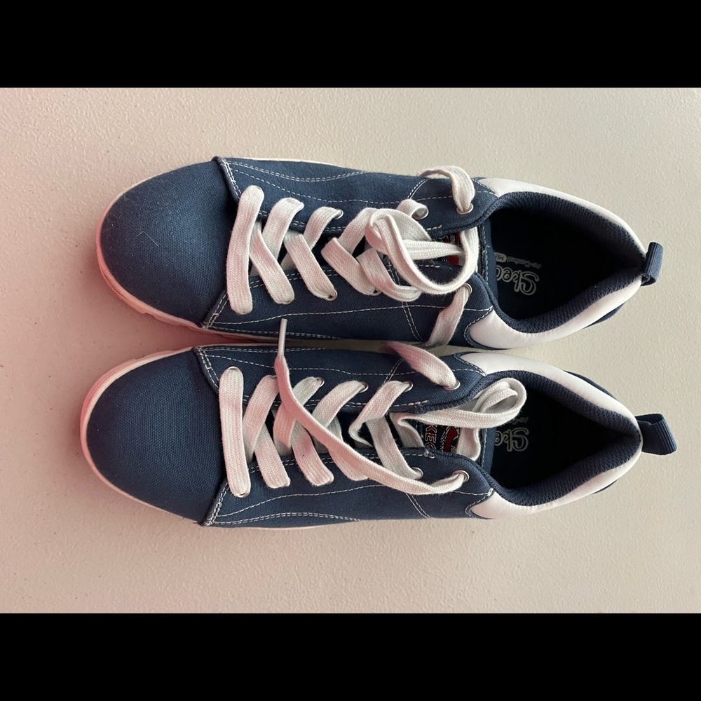 These are a pair of Sketcher wedges, size 8.5